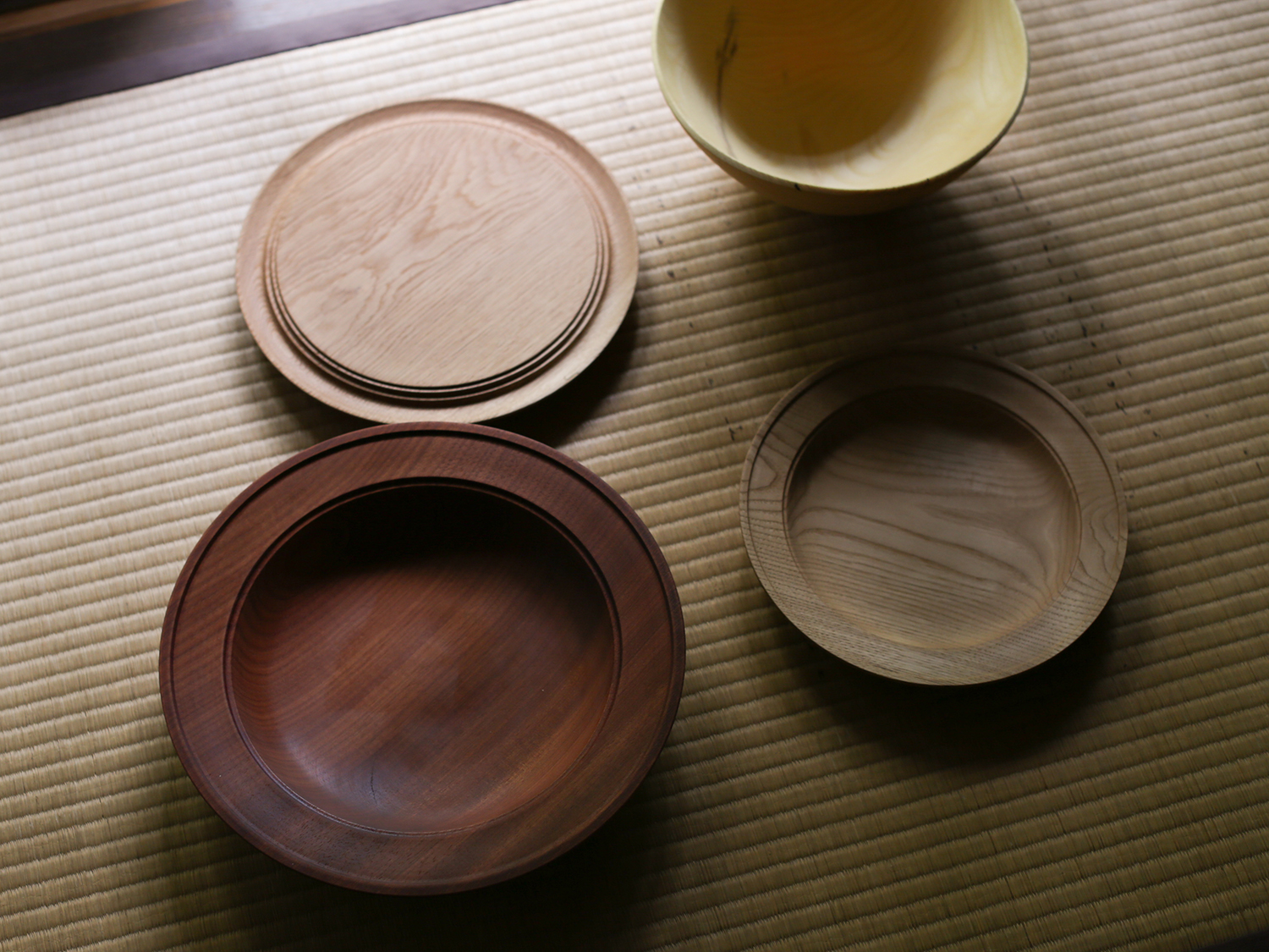 須田二郎さんのリム皿、カッティングボード、ボウルです。