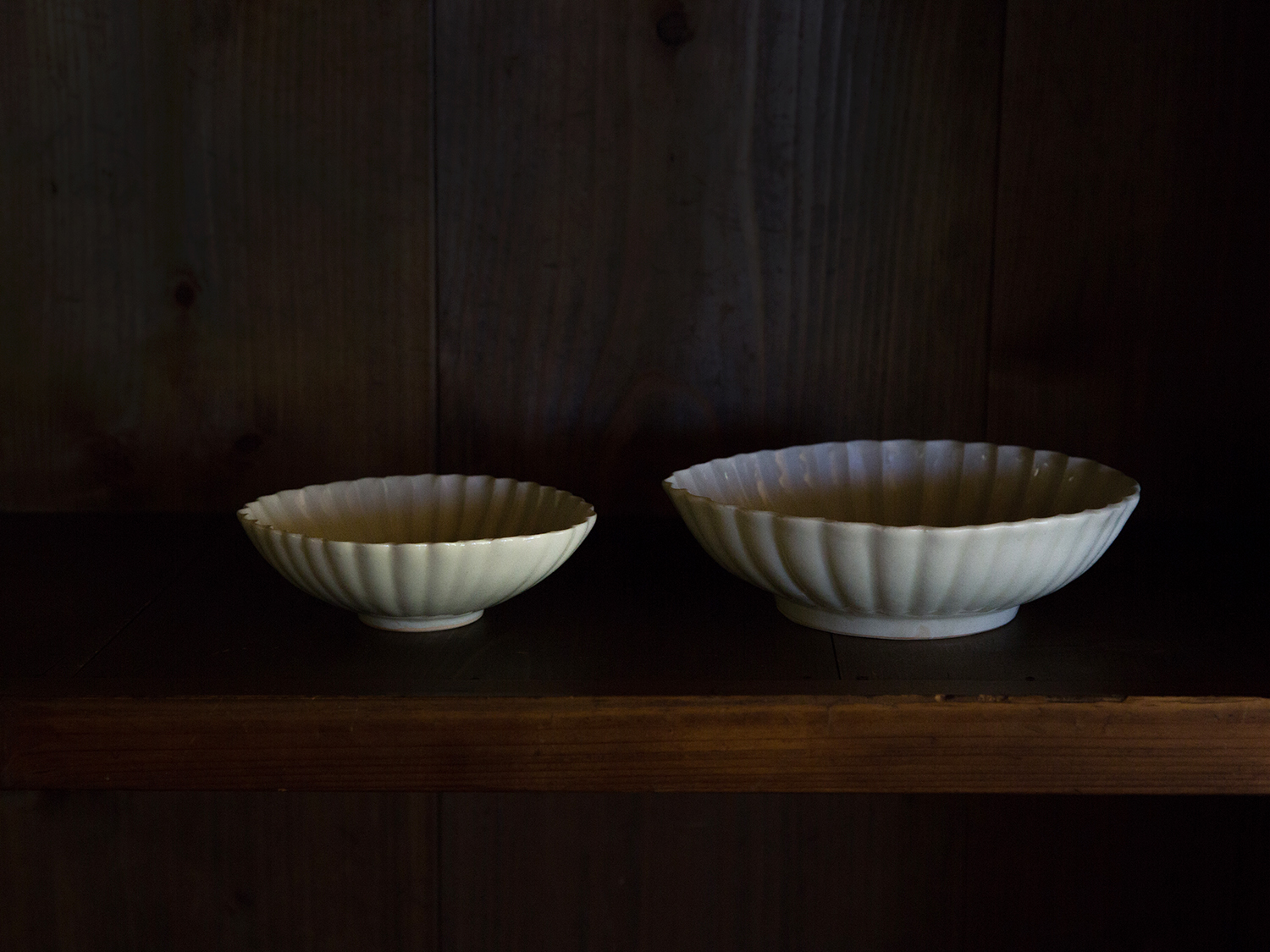 米色青磁菱形菊小鉢と菱形菊鉢です。