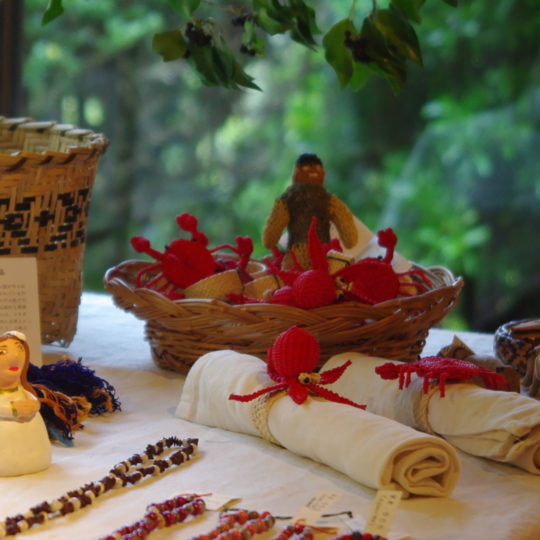 <a href="https://catalog.natsutsubaki.com/tag/colibri/" target="_blank" rel="noopener">コロンビアの熟練した職人が１点１点手編みで仕上げたナプキンリングです。</a>