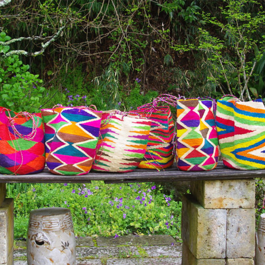 <a href="https://catalog.natsutsubaki.com/tag/colibri/" target="_blank" rel="noopener">鮮やかな色味が持つだけで楽しい気持ちにさせてくれるシグラバッグです。です。</a>