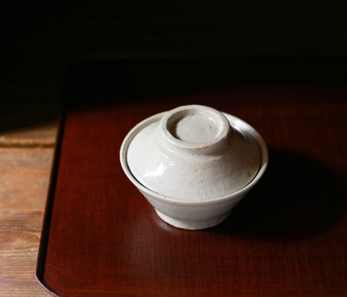 <a href="https://catalog.natsutsubaki.com/category/ceramic/hayashi_t/" target="_blank" rel="noopener">林拓児さんの貫入蓋付碗です。ご飯を盛り付け、蓋にはお新香を。想像が膨らむうつわです。</a>