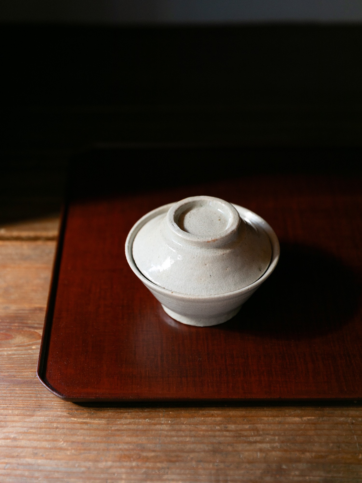 <a href="https://catalog.natsutsubaki.com/category/ceramic/hayashi_t/" target="_blank" rel="noopener">林拓児さんの貫入蓋付碗です。ご飯を盛り付け、蓋にはお新香を。想像が膨らむうつわです。</a>