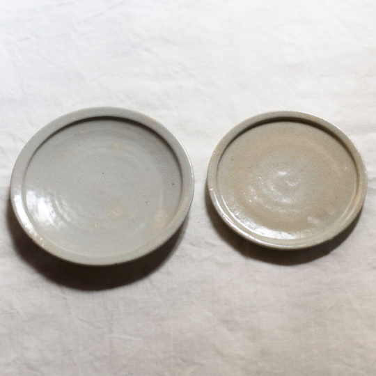 <a href="https://catalog.natsutsubaki.com/category/ceramic/hayashi_t/" target="_blank" rel="noopener">林拓児さんの貫入ケーキ皿、リム平皿6寸です。</a>