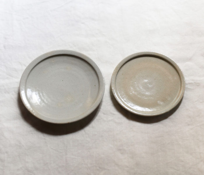 <a href="https://catalog.natsutsubaki.com/category/ceramic/hayashi_t/" target="_blank" rel="noopener">林拓児さんの貫入ケーキ皿、リム平皿6寸です。</a>