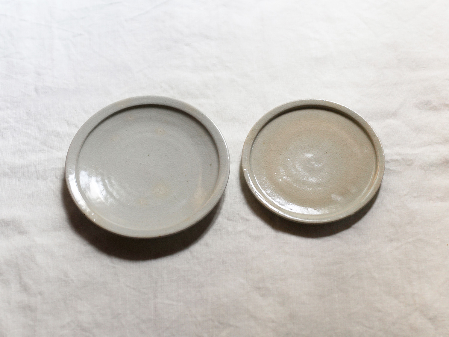 <a href="https://catalog.natsutsubaki.com/category/ceramic/hayashi_t/" target="_blank" rel="noopener">林拓児さんの貫入ケーキ皿、リム平皿6寸です。</a>