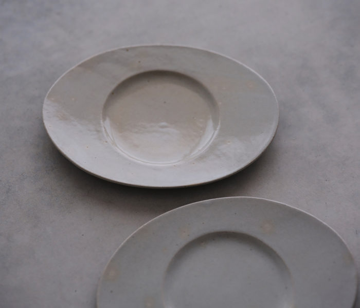 <a href="https://catalog.natsutsubaki.com/category/ceramic/hayashi_t/" target="_blank" rel="noopener">林拓児さんの貫入プレートです。</a>