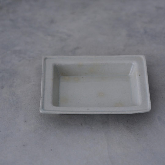 <a href="https://catalog.natsutsubaki.com/category/ceramic/hayashi_t/" target="_blank" rel="noopener">林拓児さんのリム角深皿です。</a>