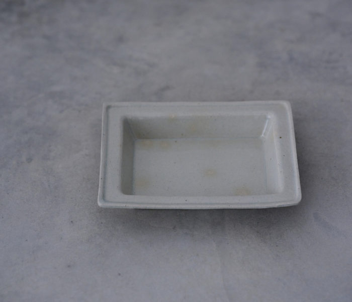 <a href="https://catalog.natsutsubaki.com/category/ceramic/hayashi_t/" target="_blank" rel="noopener">林拓児さんのリム角深皿です。</a>