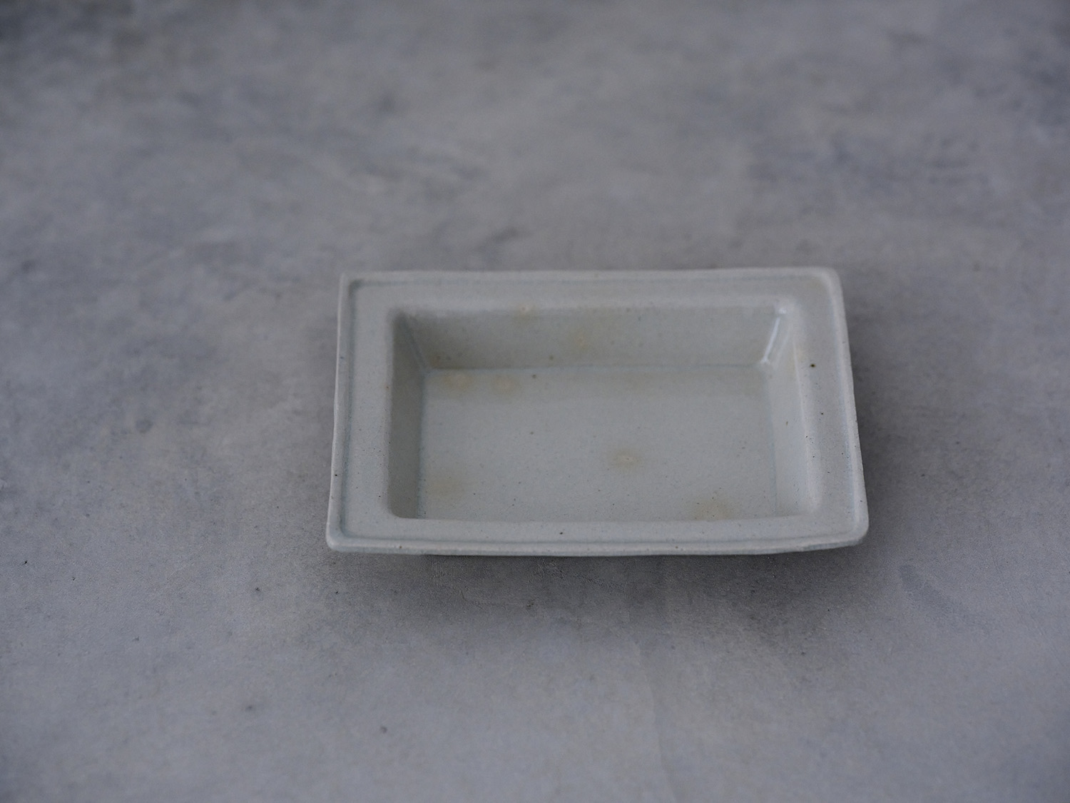 <a href="https://catalog.natsutsubaki.com/category/ceramic/hayashi_t/" target="_blank" rel="noopener">林拓児さんのリム角深皿です。</a>