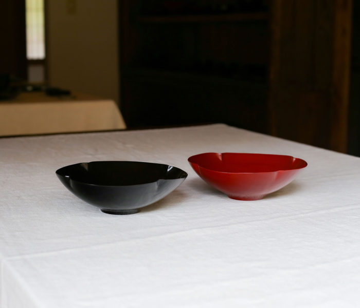 <a href="https://catalog.natsutsubaki.com/category/lacquer/kamata/" target="_blank" rel="noopener">鎌田克慈さんの四弁輪花浅鉢です。</a>