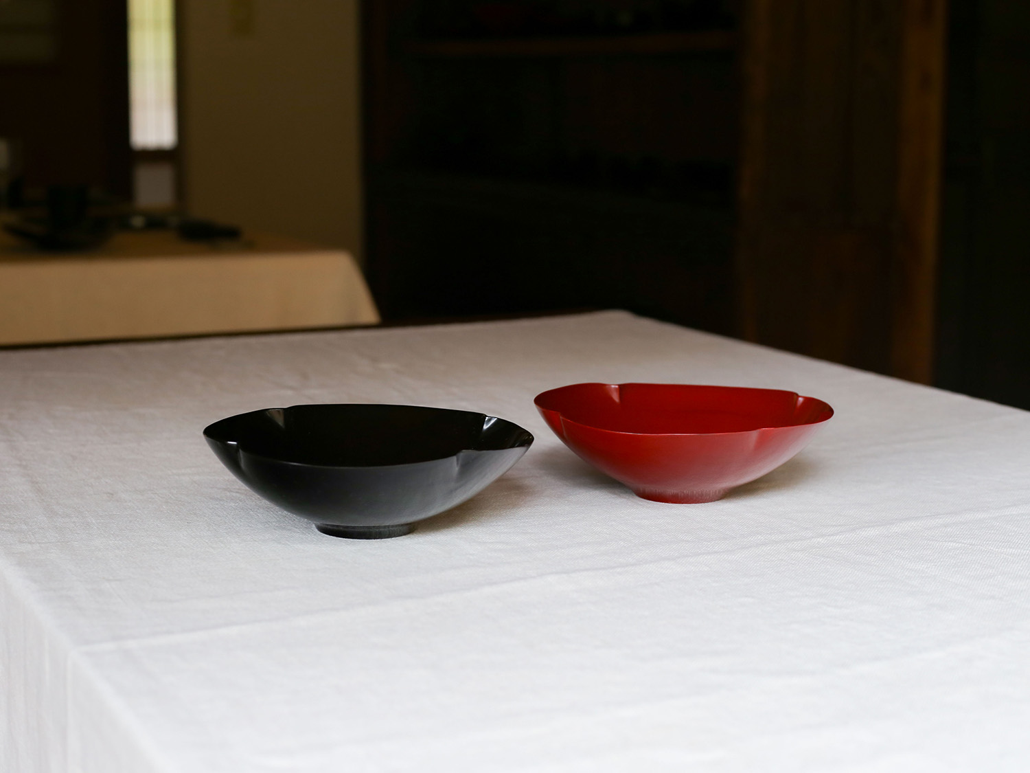 <a href="https://catalog.natsutsubaki.com/category/lacquer/kamata/" target="_blank" rel="noopener">鎌田克慈さんの四弁輪花浅鉢です。</a>