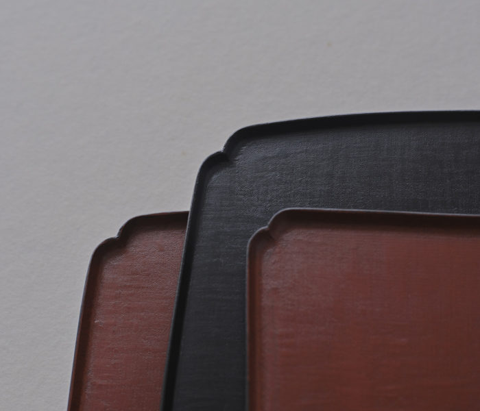 <a href="https://catalog.natsutsubaki.com/category/lacquer/kamata/" target="_blank" rel="noopener">鎌田克慈さんの折敷です。</a>