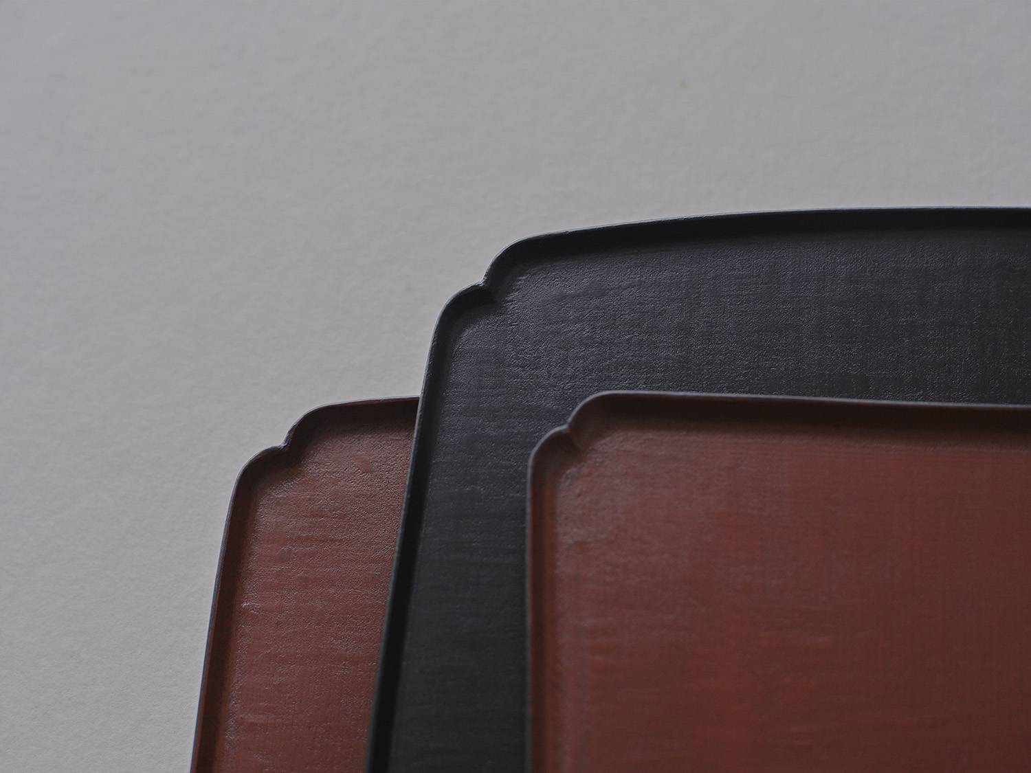 <a href="https://catalog.natsutsubaki.com/category/lacquer/kamata/" target="_blank" rel="noopener">鎌田克慈さんの折敷です。</a>