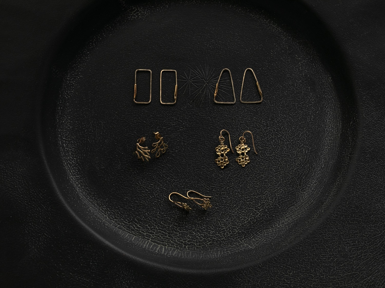 <a href="https://catalog.natsutsubaki.com/category/accessories/mitome/" target="_blank" rel="noopener">mitome tsukasaさんのピアスです。</a>