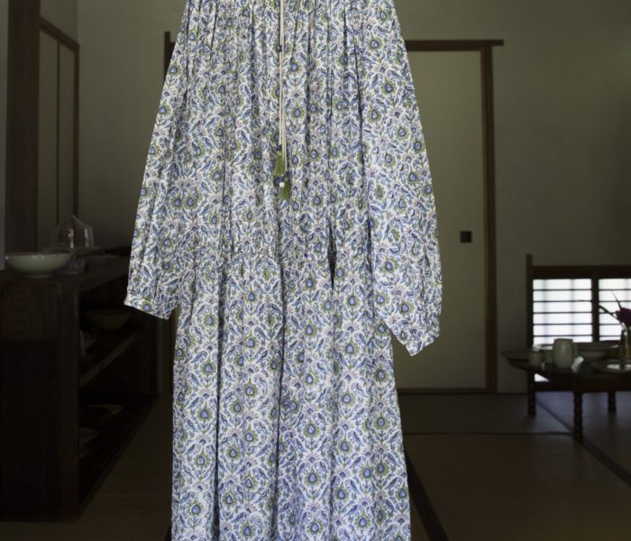 生地をゆったりと贅沢に使用したmuni dressです。