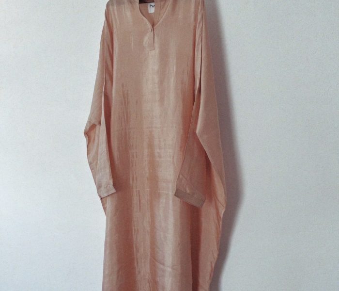 手織りのマルベリーシルクを使用したBodhi Dressです。