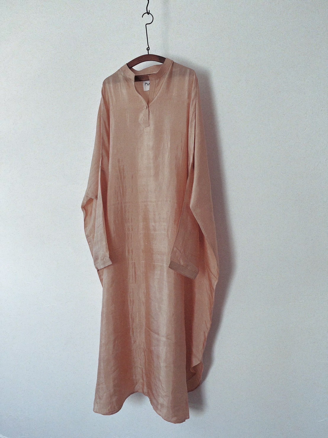 手織りのマルベリーシルクを使用したBodhi Dressです。