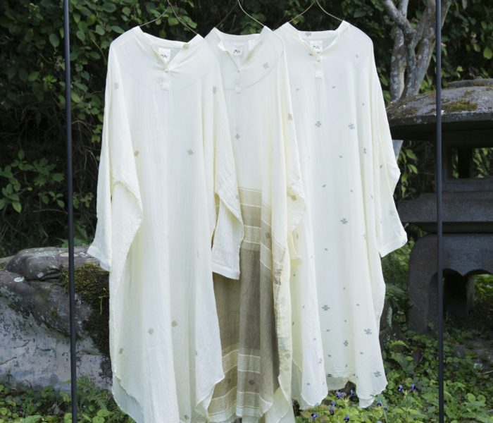 <a href="https://catalog.natsutsubaki.com/category/clothes/muni_c/" target="_blank" rel="noopener">muni*さんのBodhi Dressです。薄手のタートルなどを重ねても素敵です。</a>