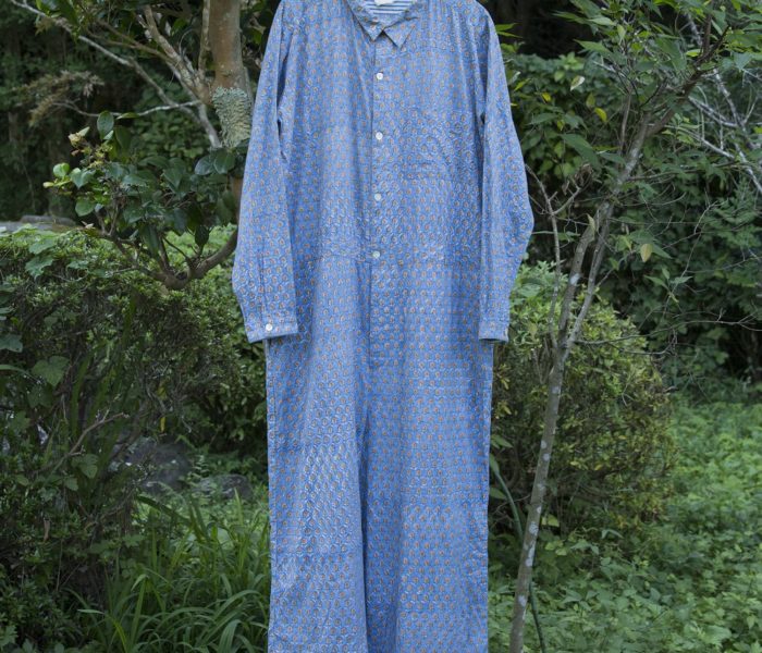 <a href="https://catalog.natsutsubaki.com/category/clothes/muni_c/" target="_blank" rel="noopener">ゆったりとしていて、日々の掃除や庭仕事にも最適なBoiler Suitです。</a>