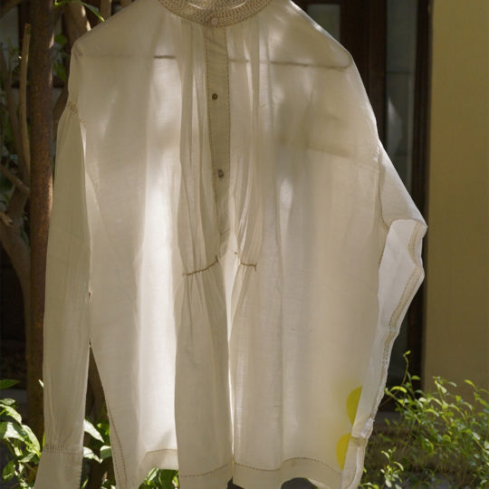 <a href="https://catalog.natsutsubaki.com/category/clothes/muni_c/" target="_blank" rel="noopener">手紡ぎ手織りのKhadi cottonを使ったmuni*のKaamBlouse・Shirt Dressです。</a>