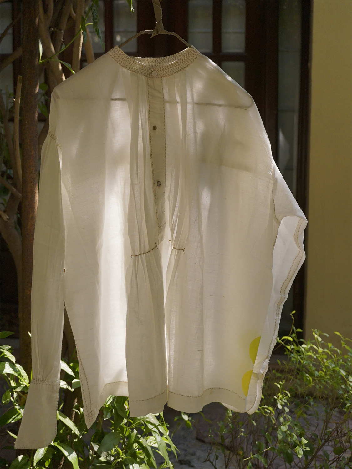 <a href="https://catalog.natsutsubaki.com/category/clothes/muni_c/" target="_blank" rel="noopener">手紡ぎ手織りのKhadi cottonを使ったmuni*のKaamBlouse・Shirt Dressです。</a>