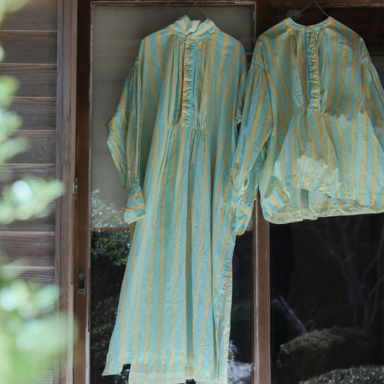 <a href="https://catalog.natsutsubaki.com/category/clothes/muni_c/" target="_blank" rel="noopener">muni*のKaam Shirt Dress・Blouse（Herio Stripe）です。</a>