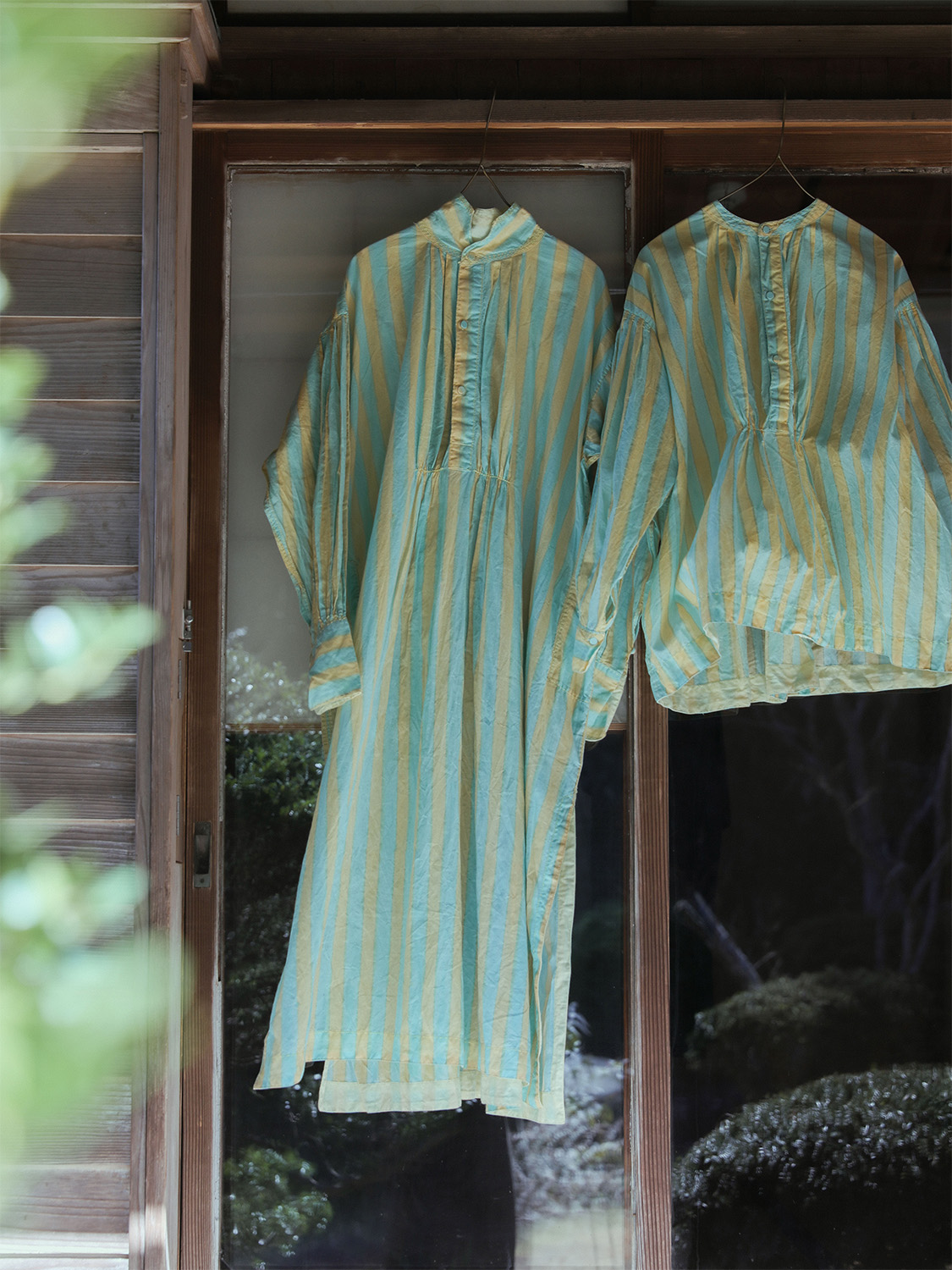 <a href="https://catalog.natsutsubaki.com/category/clothes/muni_c/" target="_blank" rel="noopener">muni*のKaam Shirt Dress・Blouse（Herio Stripe）です。</a>