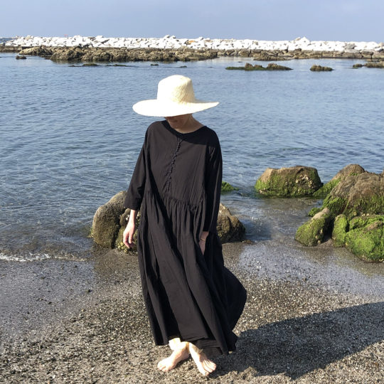 <a href="https://catalog.natsutsubaki.com/category/clothes/muni_c/" target="_blank" rel="noopener">muni*のTala Dress（Black）です。</a>