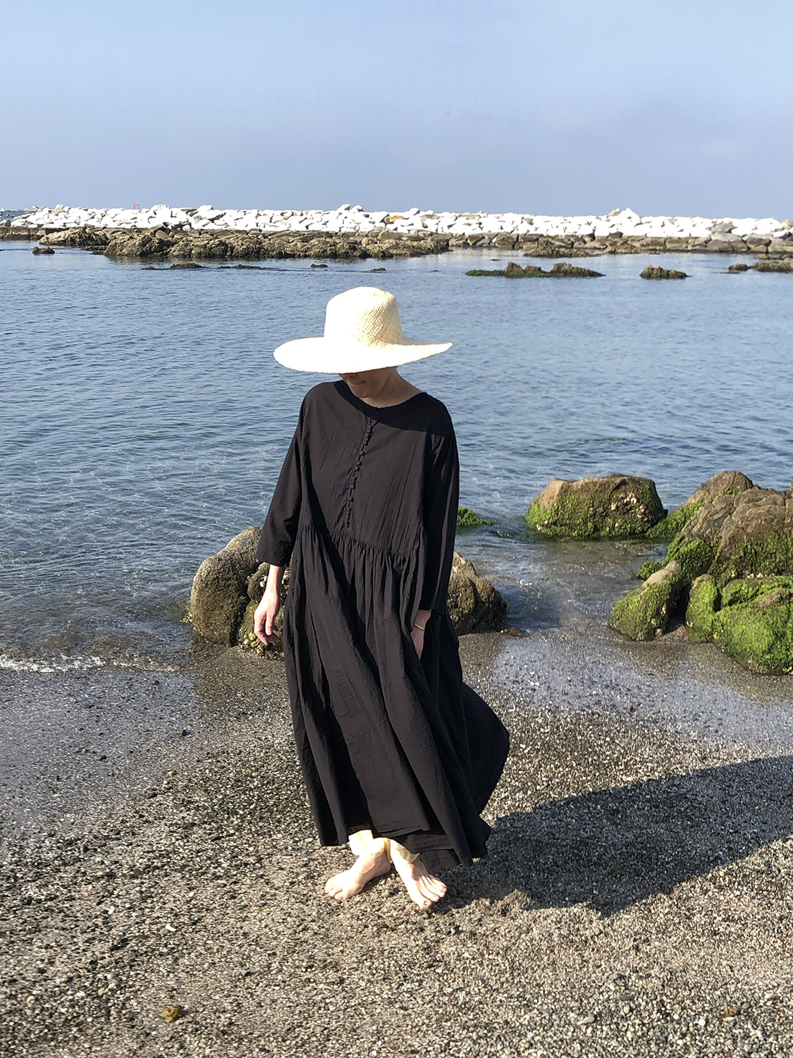 <a href="https://catalog.natsutsubaki.com/category/clothes/muni_c/" target="_blank" rel="noopener">muni*のTala Dress（Black）です。</a>