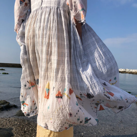 <a href="https://catalog.natsutsubaki.com/category/clothes/muni_c/" target="_blank" rel="noopener">muni*のTala Dress（White Check）です。</a>