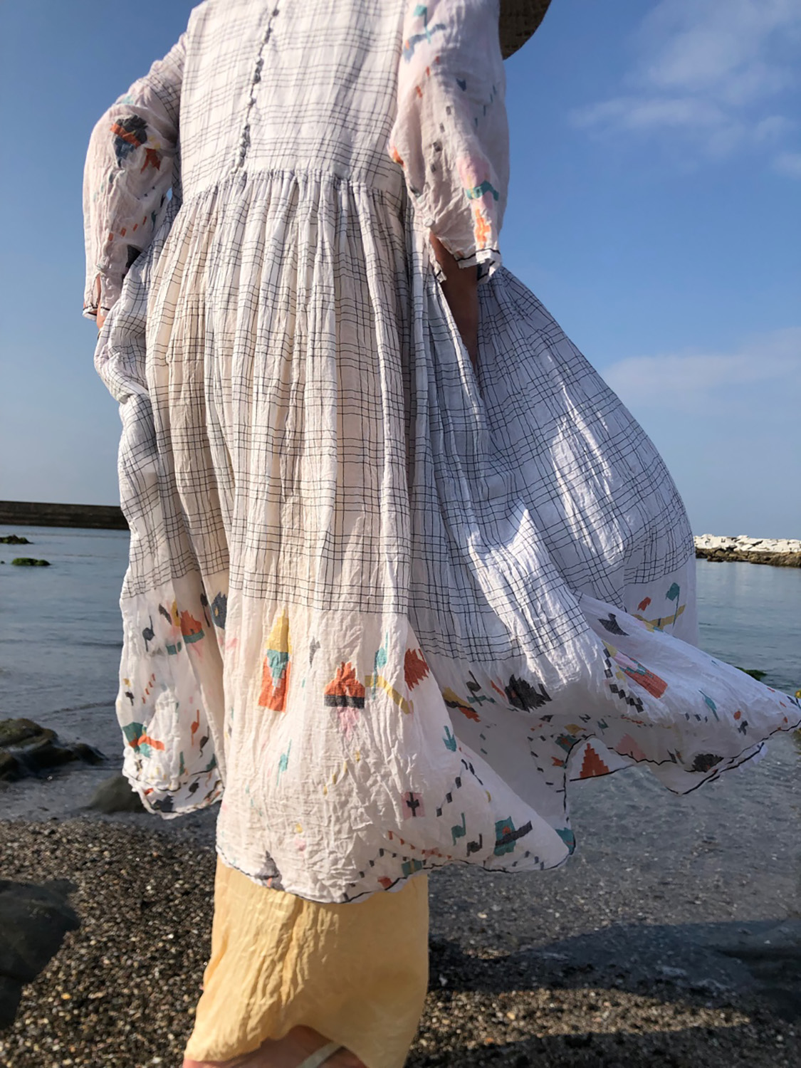 <a href="https://catalog.natsutsubaki.com/category/clothes/muni_c/" target="_blank" rel="noopener">muni*のTala Dress（White Check）です。</a>