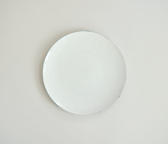 <a href="https://catalog.natsutsubaki.com/category/metal/nijiiro/" target="_blank" rel="noopener">nijiiroさんの満月皿（大）です。</a>