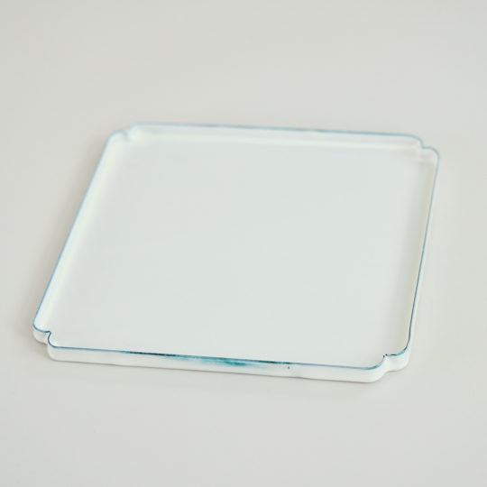 <a href="https://catalog.natsutsubaki.com/category/metal/nijiiro/" target="_blank" rel="noopener">nijiiroさんのスクエアトレイです。</a>