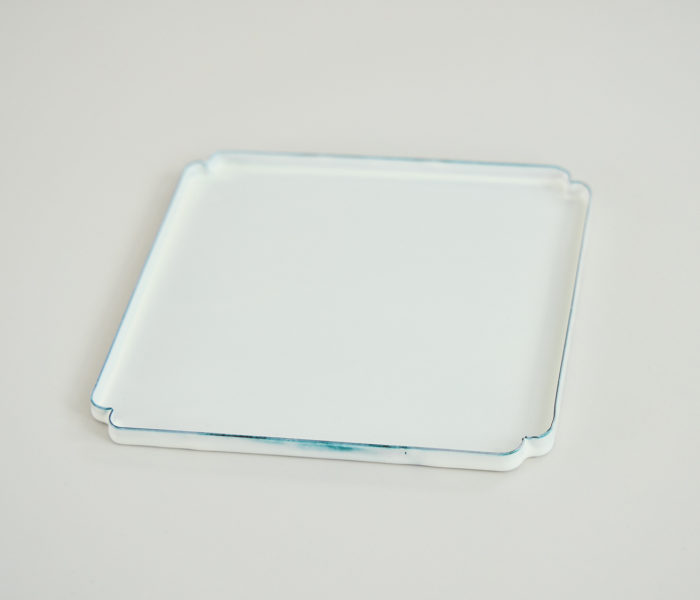 <a href="https://catalog.natsutsubaki.com/category/metal/nijiiro/" target="_blank" rel="noopener">nijiiroさんのスクエアトレイです。</a>