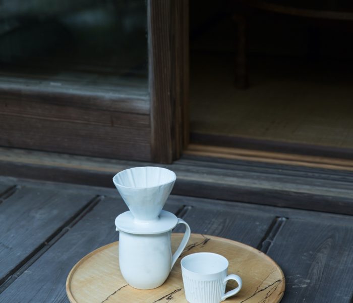 竹下努さんの青白磁ピッチャー、ドリッパー、広口コーヒーカップです。