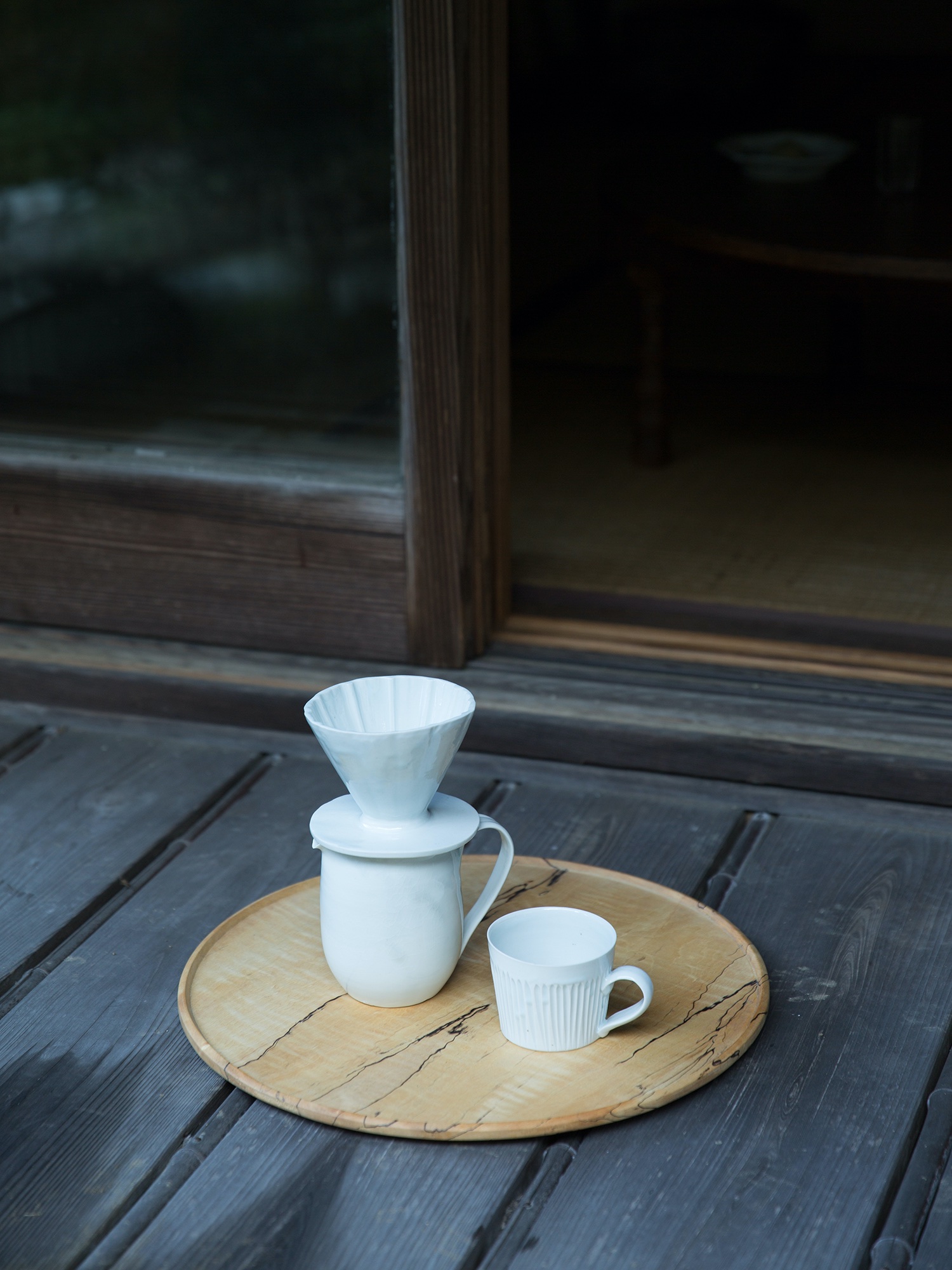 竹下努さんの青白磁ピッチャー、ドリッパー、広口コーヒーカップです。