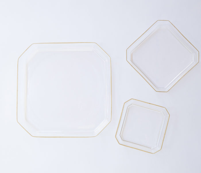 谷口嘉さんの金彩九角小皿・隅切小皿です。深さが有りますので水分が有る素材でもお使い頂けます。