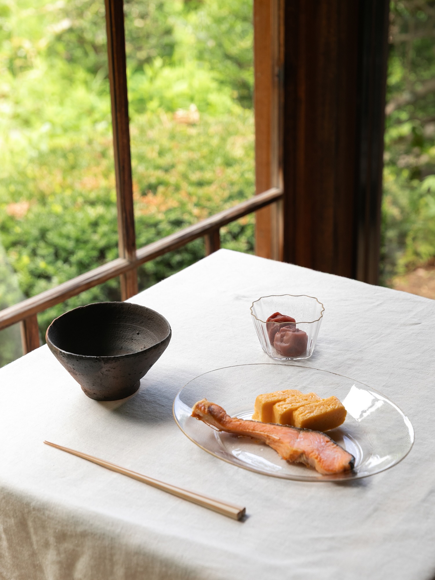 <a href="https://catalog.natsutsubaki.com/category/glass/taniguchi/" target="_blank" rel="noopener">谷口 嘉さんの金縁オーバルリム皿・しのぎ小付です。</a>